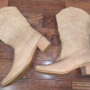 IUV Women’s Western Cowboy Boots‎ Pointed Toe Apricot Sz 9